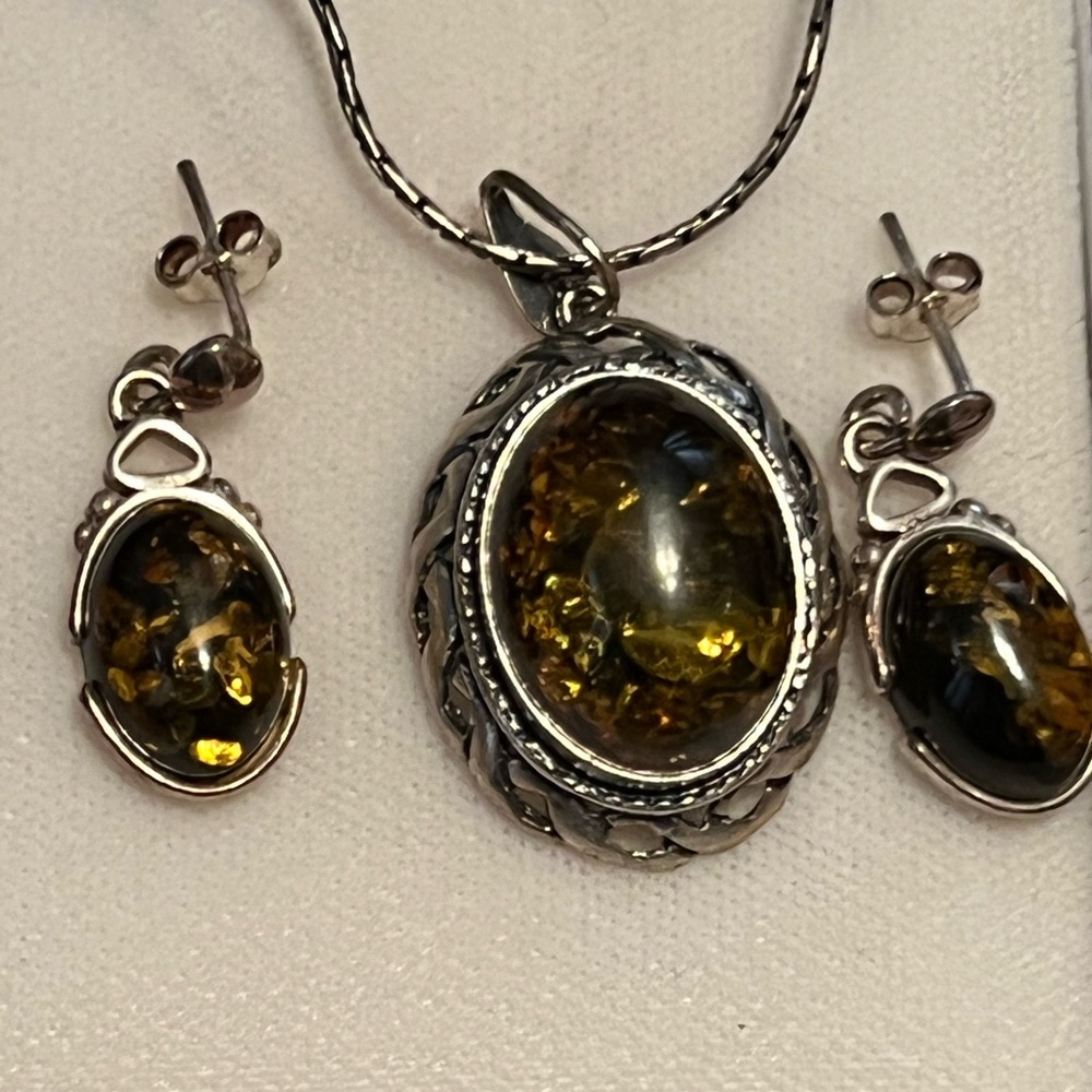 Sterling silver necklace and earring set with green amber - Picture 4 of 7